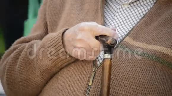 一个靠在拐杖上的老人的手视频的预览图