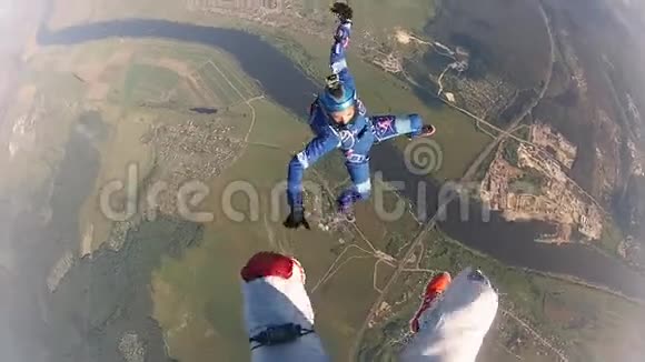 穿制服的职业跳伞运动员从天而降极限运动余额视频的预览图