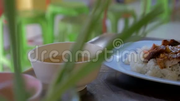 烤脆猪肉米饭中餐泰国街餐视频的预览图