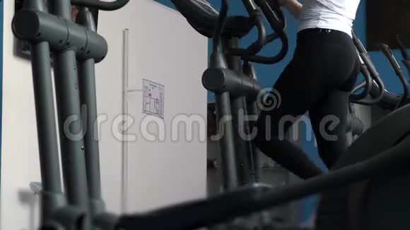 女孩在跑步机上训练在健身房散步健身俱乐部的女人从事散步体育生活方式的概念体重视频的预览图