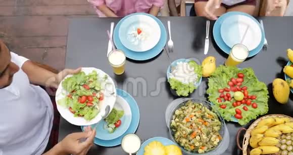 热带水果菜肴和沙拉顶角景观人群一起食用健康素食视频的预览图