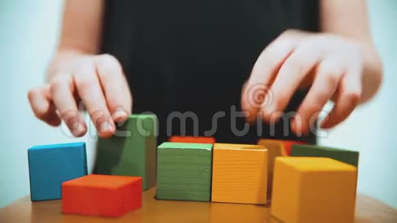 小男孩收集立方体小男孩玩玩具彩色立方体儿童生活方式概念游戏视频的预览图