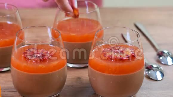 意大利甜点潘纳科塔装饰帕普库特橙视频的预览图