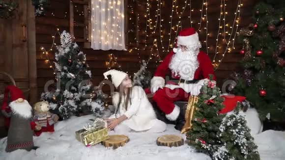 雪精灵帮助圣诞老人收集礼物视频的预览图