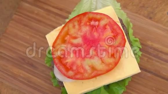 汉堡包放在西红柿上视频的预览图