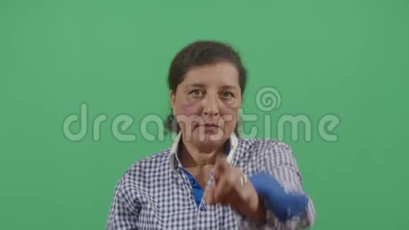 女人用手指指着摄像机视频的预览图