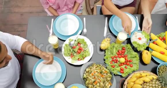 热带水果菜肴和沙拉顶角景观人群一起食用健康素食视频的预览图