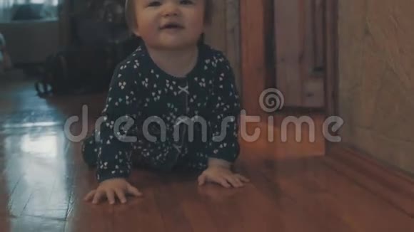 小宝宝爬着然后坐在膝盖上然后站在墙边视频的预览图