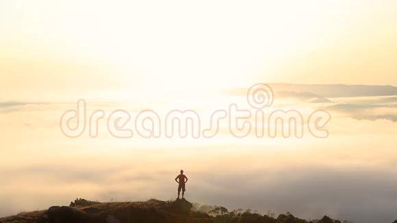 在加利西亚的圣塔格雷山山谷中的雾之上行走的人视频的预览图