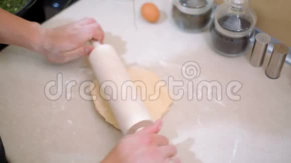 面包师正在用滚针在厨房里做披萨视频的预览图
