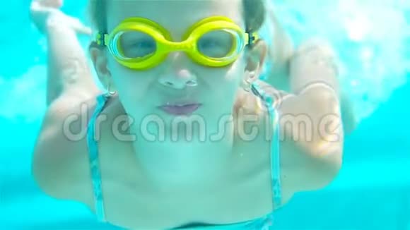 在水下游泳池里的小女孩微笑着视频的预览图