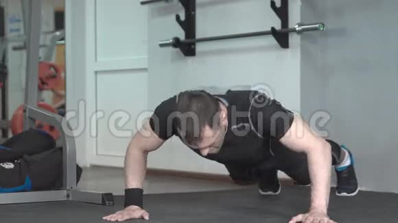健身员在健身房做拍手俯卧撑运动视频的预览图