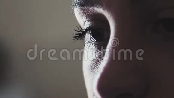 长长的睫毛棕色的眼睛目光集中在这个主题上视频的预览图