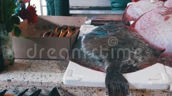 鱼类商店柜台上的新鲜海鱼卡姆巴拉视频的预览图