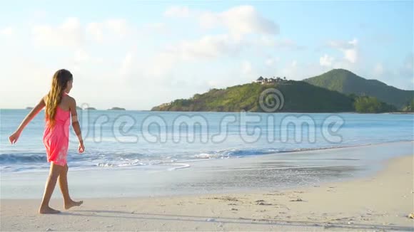 加勒比海岛的海滩上可爱的小女孩流动人口视频的预览图