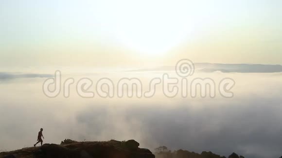 在加利西亚的圣塔格雷山山谷中的雾之上行走的人视频的预览图