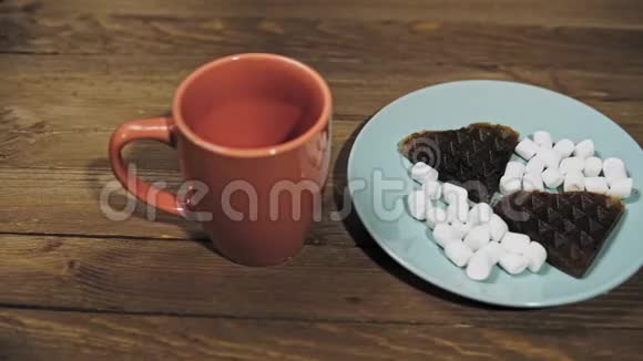 有人为早餐咖啡和华夫饼配了棉花糖视频的预览图