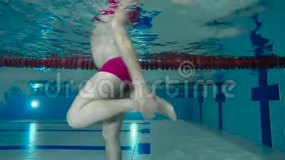 这个人在游泳池里用腿做运动视频的预览图