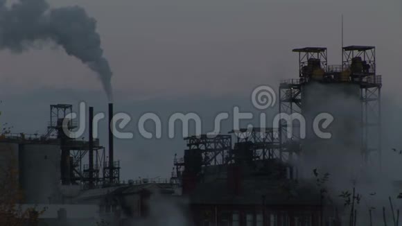 工业环境中的蒸汽和烟雾视频的预览图