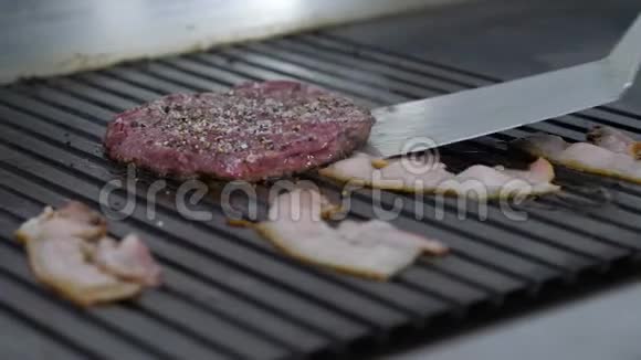 在石制烤架上煎的汉堡准备汉堡视频的预览图