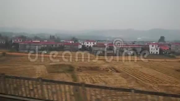 从中国乡村的客运列车侧面看视频的预览图