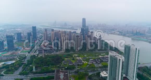 美丽的全景从空中俯瞰广州飞过建筑物和道路飞越广州河视频的预览图