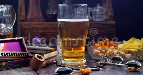 在酒吧里倒着一杯冰镇啤酒啤酒啤酒的多利全景视频的预览图