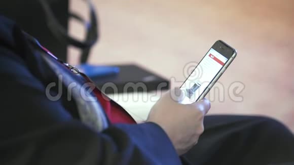 男人坐在商务会议上使用智能手机视频的预览图
