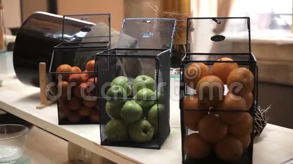 餐厅自助餐的水果篮视频的预览图
