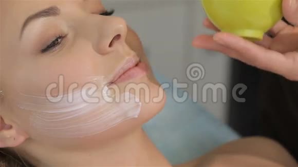 女人用刷子擦脸视频的预览图