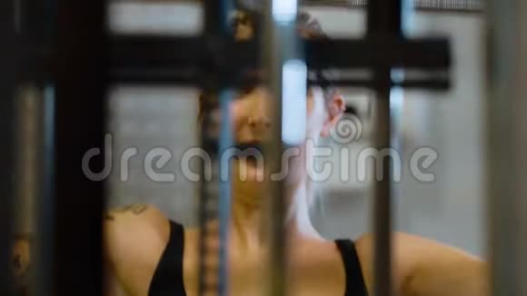 一个女孩在健身房训练健身视频的预览图