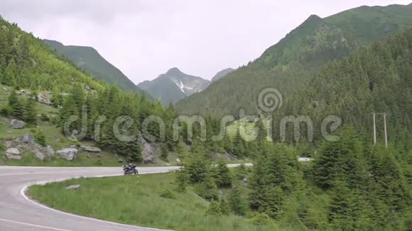 罗马尼亚横贯法加兰公路上的摩托车旅行者这是欧洲最美丽的公路视频的预览图