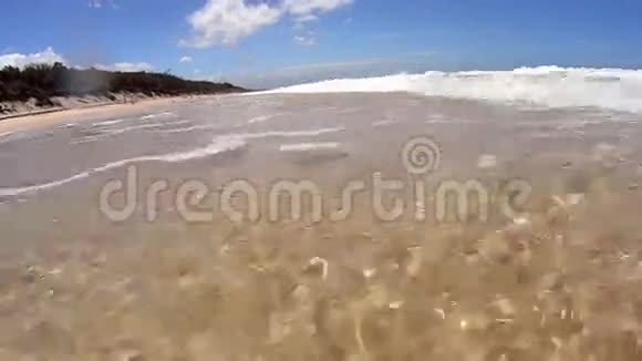 波浪滚进海滩视频的预览图