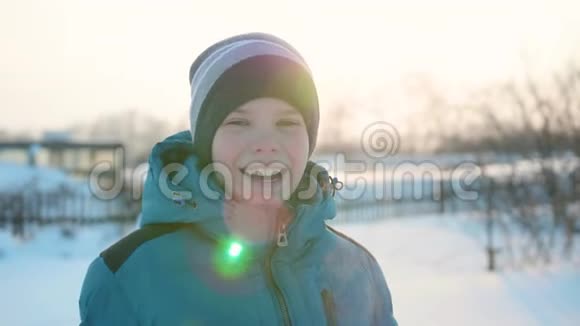 冬公园一少年笑脸特写日落的时候在露天行走健康的生活方式视频的预览图