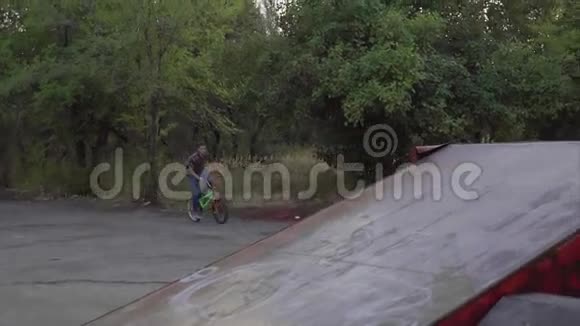 慢动作镜头的年轻人表演魔术的BMX自行车视频的预览图