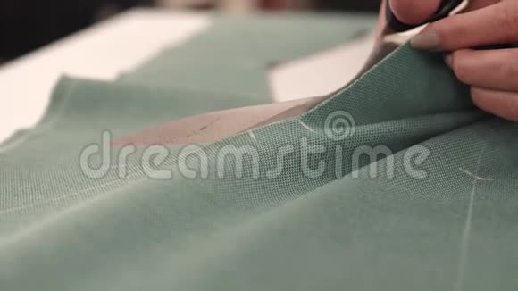 裁缝用剪刀剪布料手工裁缝特写视频的预览图