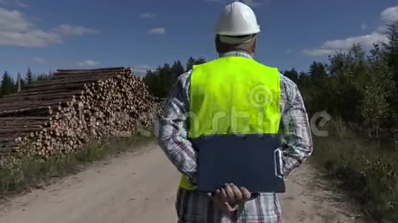 伐木工人沿着森林路走视频的预览图