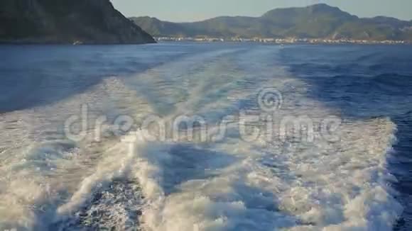 快速移动的双体船后面的水面视频的预览图