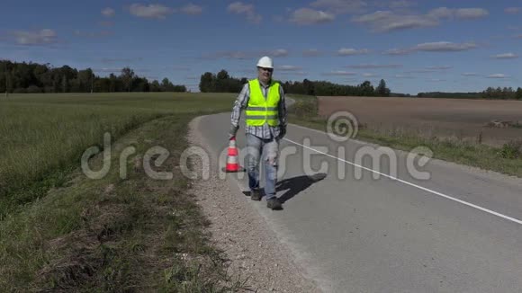 有交通锥的筑路工人问第一锥在哪里视频的预览图