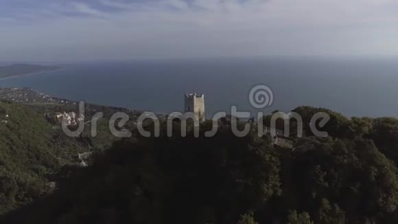 阳光明媚的夏日阿布哈兹和黑海古老的阿那科比亚要塞风光视频的预览图