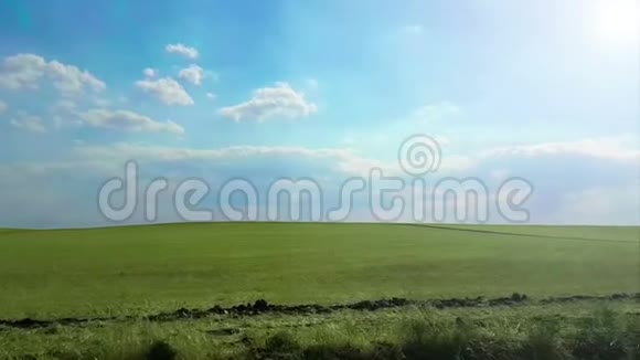 在阳光明媚的日子里用杜丽相机拍摄绿草全景蓝天和云彩视频的预览图