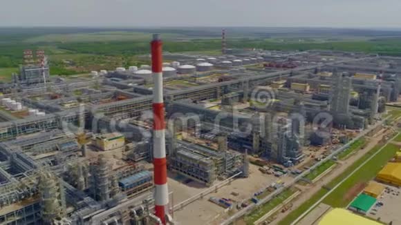 炼油厂的烟囱和生产塔视频的预览图