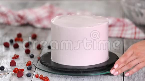 糖果手用白色奶油装饰蛋糕贝克糖果店视频的预览图