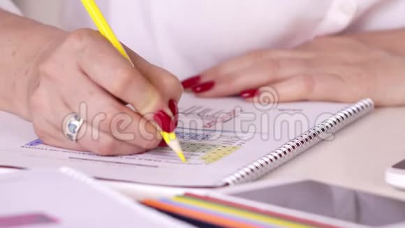 女商人在办公室或家里工作把手举起来漂亮的红色美甲特写女商人标记A视频的预览图