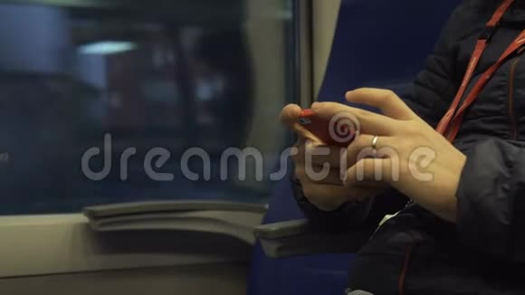 火车上的那个人参与了他的智能手机视频的预览图