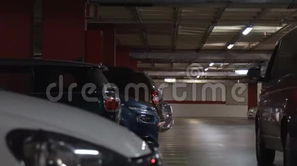 地下停车场车库浅自由度视频的预览图