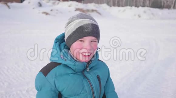 冬公园一少年笑脸特写日落的时候在露天行走健康的生活方式视频的预览图