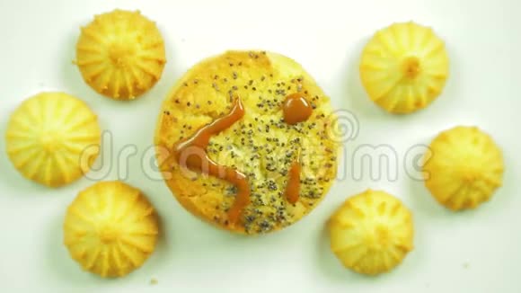 黄油饼干与烹饪油漆涂上了一个有趣的表情周围是小饼干在圆圈中运动视频的预览图