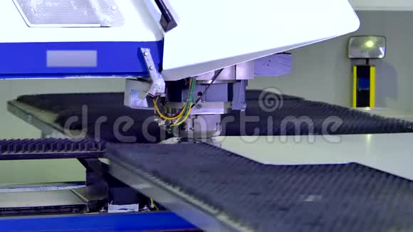 由机器人在自动化机器上绘制卷曲金属切削视频的预览图