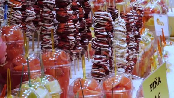 大柜台水果甜点草莓在巧克力釉新鲜水果杯健康食品视频的预览图